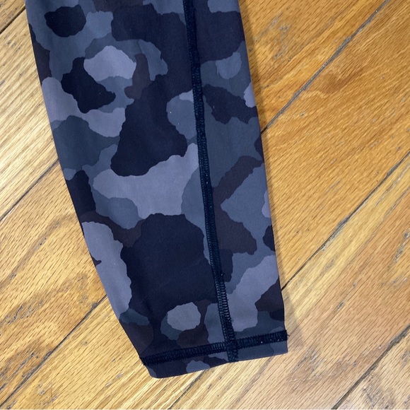 Athleta Camo Lightning 7/8 Tight Size XS - Picture 4 of 9
